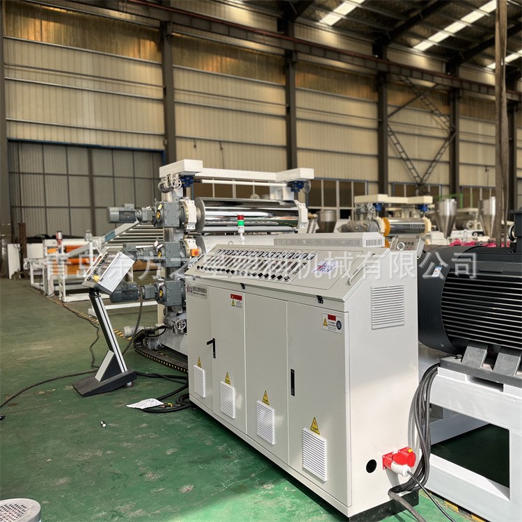 Wizyty klientów na linii produkcyjnej płytek z wzorem diamentowym z PVC dla hodowli zwierząt