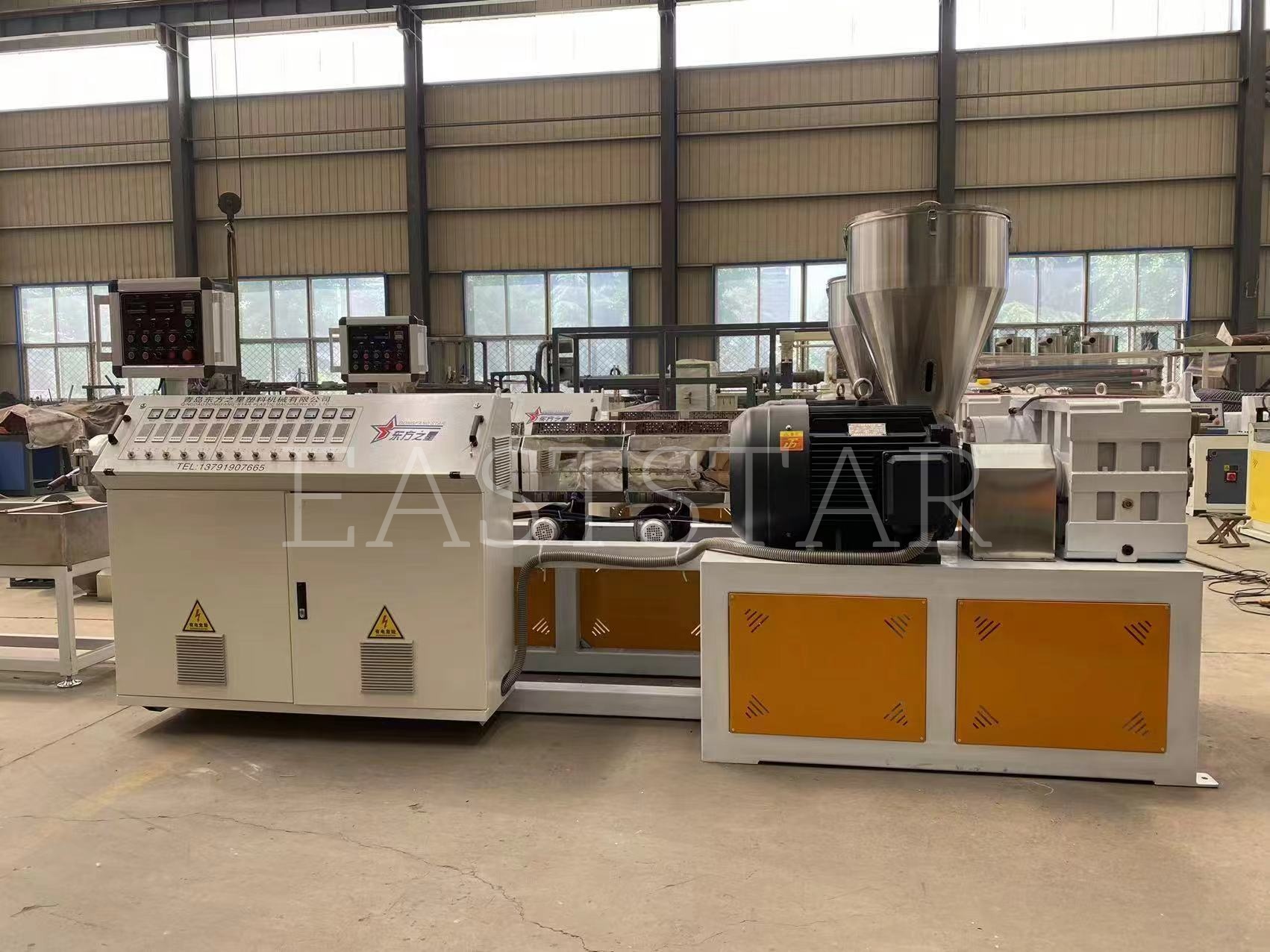 Nasz zespół techniczny przeprowadza precyzyjny montaż równoległego granulatora dwuślimakowego TSSK65 dla naszego arabskiego klienta