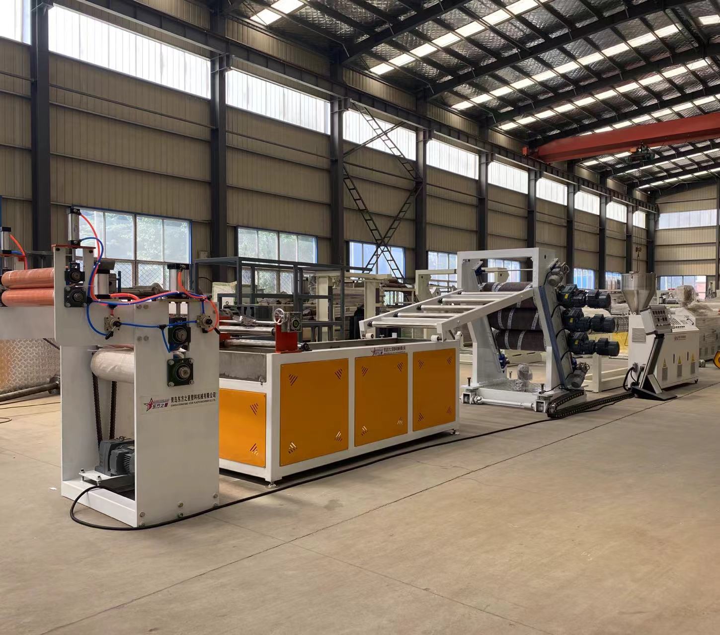 Profesjonalne rozwiązania w zakresie linii do produkcji elastycznych zasłon drzwiowych z PCV umożliwiają wydajną produkcję przemysłowych zasłon drzwiowych