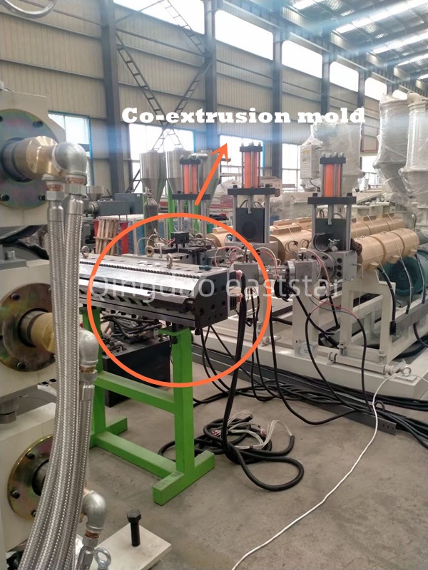 Profesjonalna linia do produkcji wielowarstwowych arkuszy współwytłaczanych ABS umożliwia wysokowydajną produkcję materiałów kompozytowych