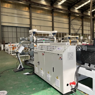 Elastyczna produkcja arkuszy: profesjonalna linia do produkcji elastycznych arkuszy SPVC umożliwia rozwój nowoczesnej hodowli zwierząt i materiałów budowlanych